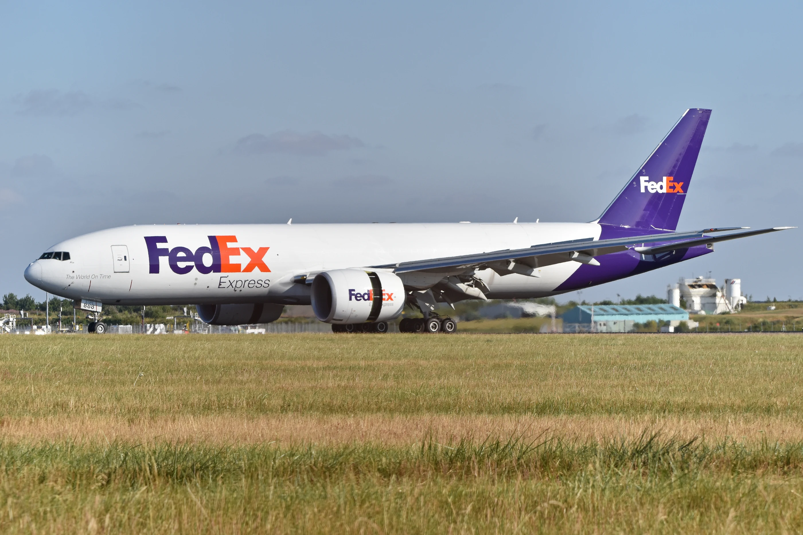 低角度拍摄的 FedEx Boeing 777F 货机，机身与标识清晰可见