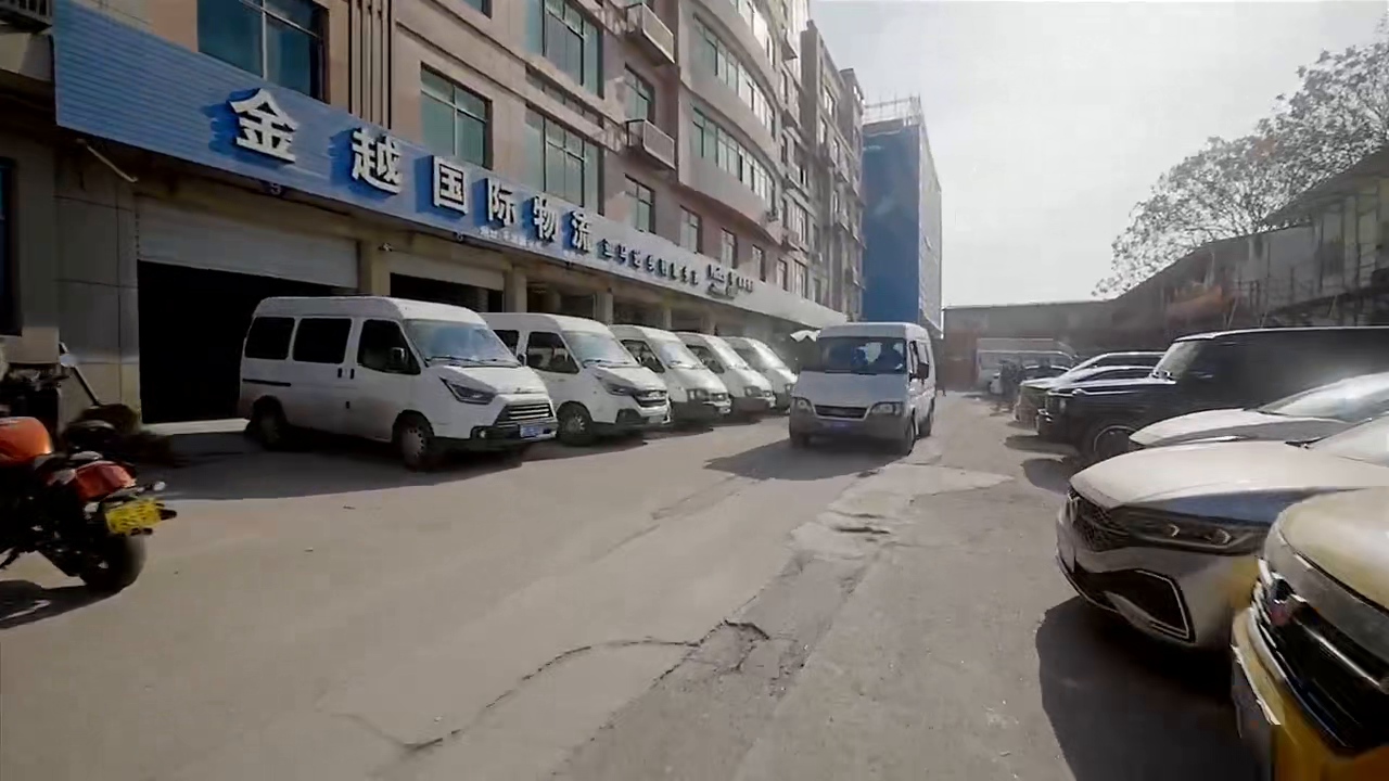 物流作业场地外停靠的厢式车辆与出库通道