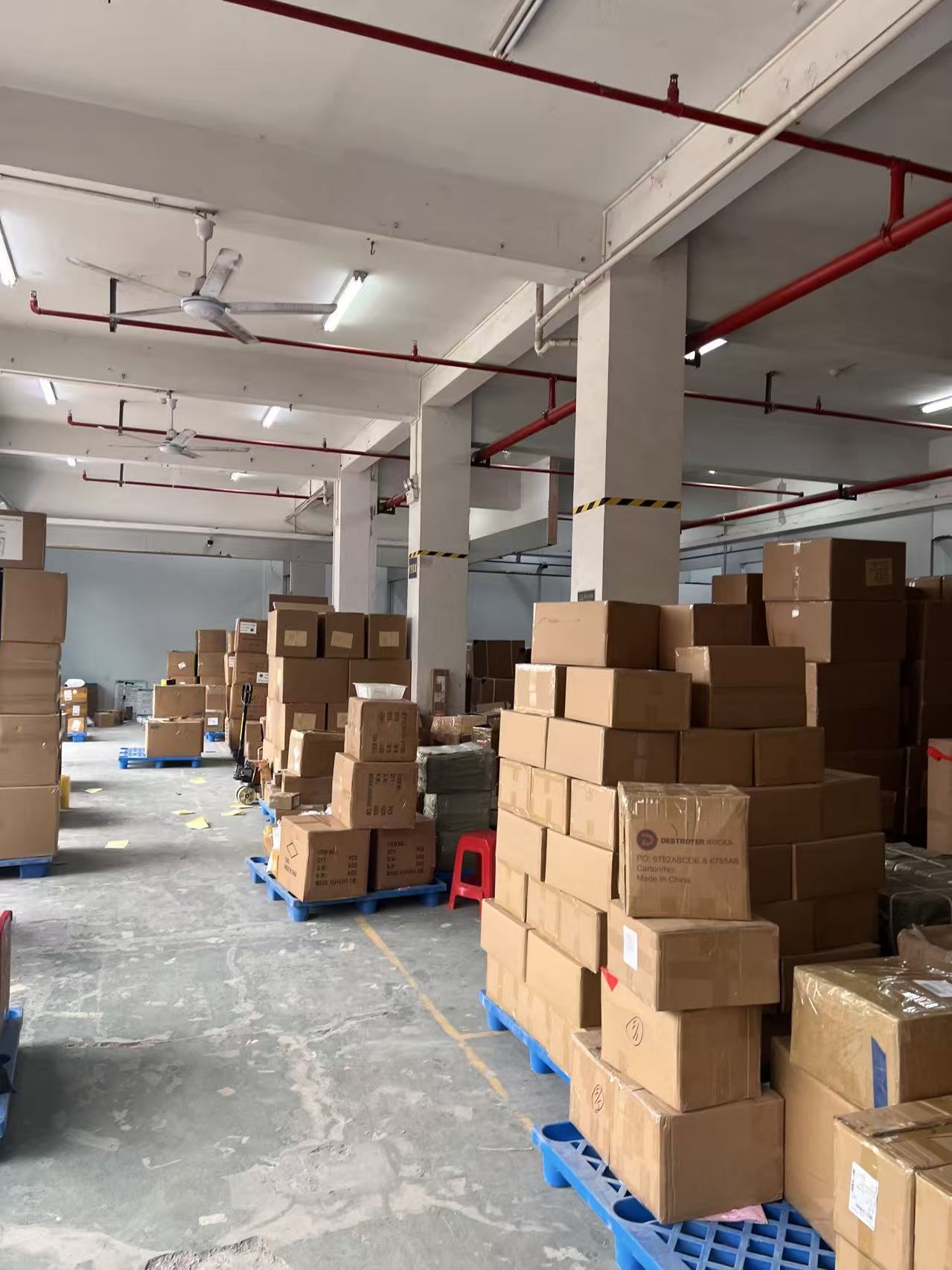 快递空运仓库内分区堆放在托盘上的纸箱与作业通道